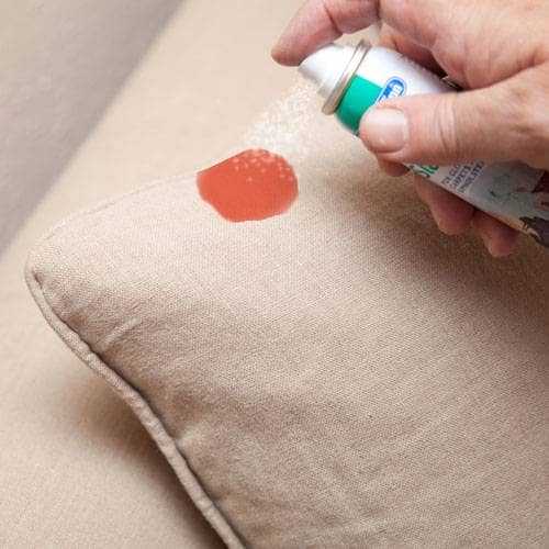 Проверенные методы, как быстро и безопасно для ткани убрать воск с куртки