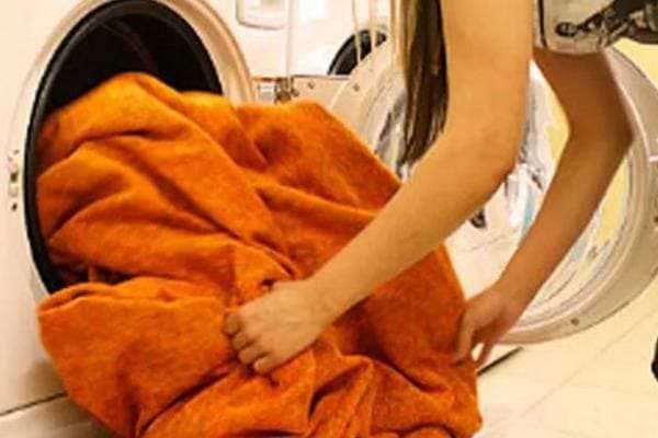 Как постирать одеяло (детское, шелковое, из холлофайбера, большое, нужна ли стирка новому), можно ли в стиральной машине-автомат, на каком режиме?