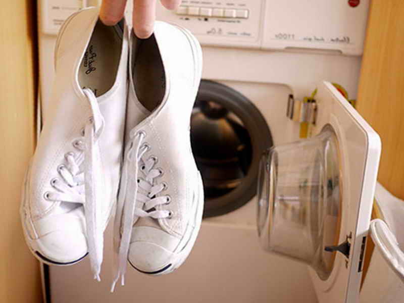Как и чем постирать кроссовки в стиральной машине: температура, режим, инструкция, советы, средства. можно ли и как стирать кроссовки в стиральной машине из кожзама, кожаные, замшевые, белые? какие кр