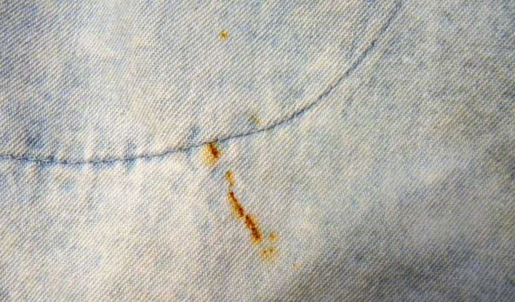 Как отстирать ржавчину с одежды? чем удалить ржавые пятна в домашних условиях, как можно отмыть с белой или цветной ткани, с джинсов или тюли