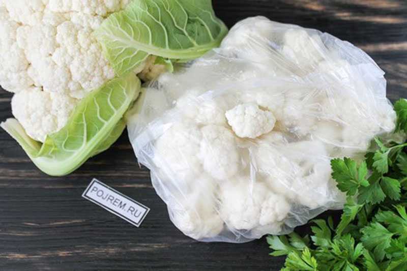 Из этой статьи вы узнаете, можно ли и как правильно заморозить цветную капусту (в сыром виде, отварную, с брокколи) на зиму, сколько времени хранить овощ в морозилке, допустима ли повторная заморозка размороженного продукта