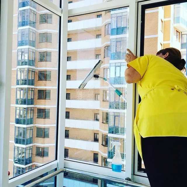 Как помыть неоткрывающиеся окна на балконе снаружи на высоком этаже, как снять и помыть раздвижные окна