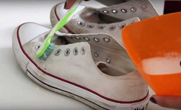 Как отстирать белые кроссовки из ткани: как почистить обувь от грязи в домашних условиях?