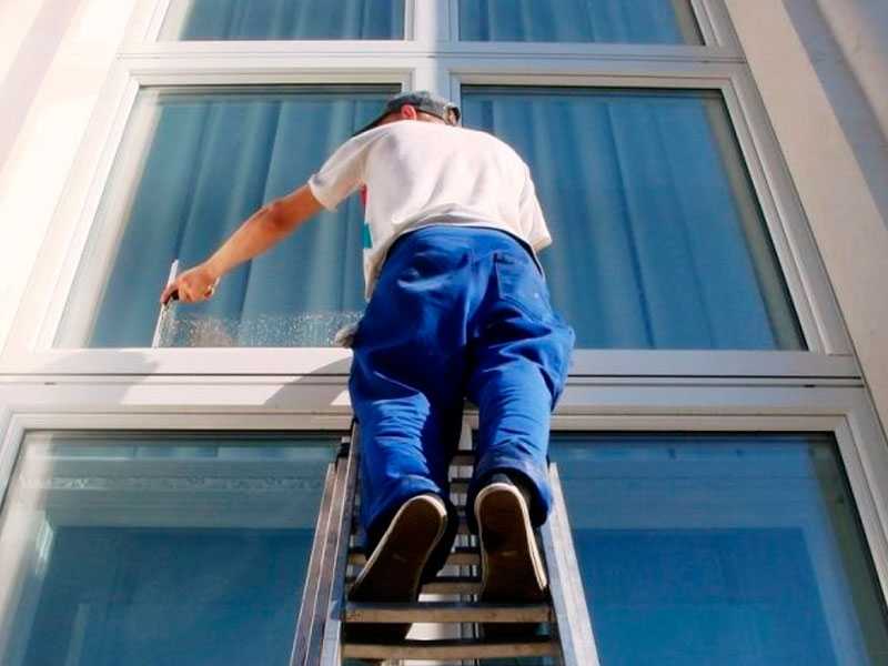 Как помыть окна снаружи на высоком этаже без разводов