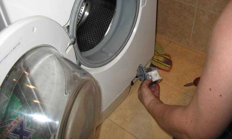 Почему возникает стук в стиральной машине при отжиме?