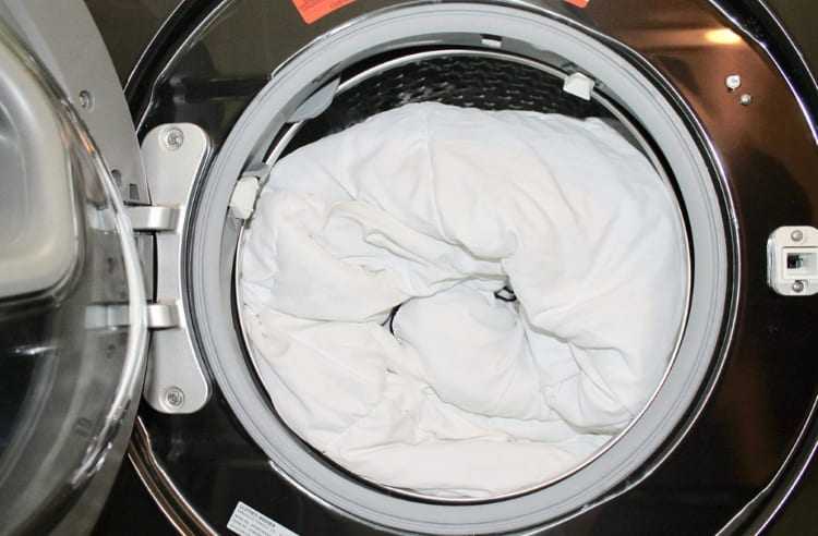 Как стирать пуховое одеяло вручную, можно ли в стиральной машине-автомат, как сушить, что делать, если пух сбился после стирки?