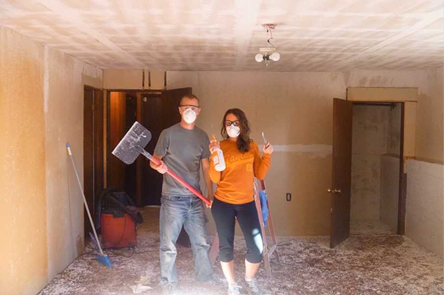 Как быстро смыть побелку с потолка: очистка от мела без грязи, как удалить и убрать известку
