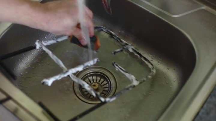Как отмыть решетку газовой плиты?
