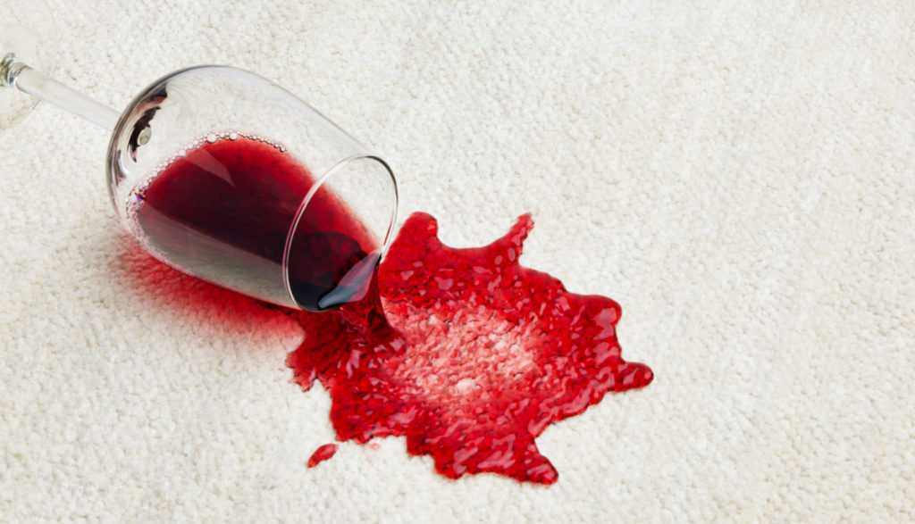 Пятно от красного вина: чем вывести с цветной одежды, обоев, дивана, ковра