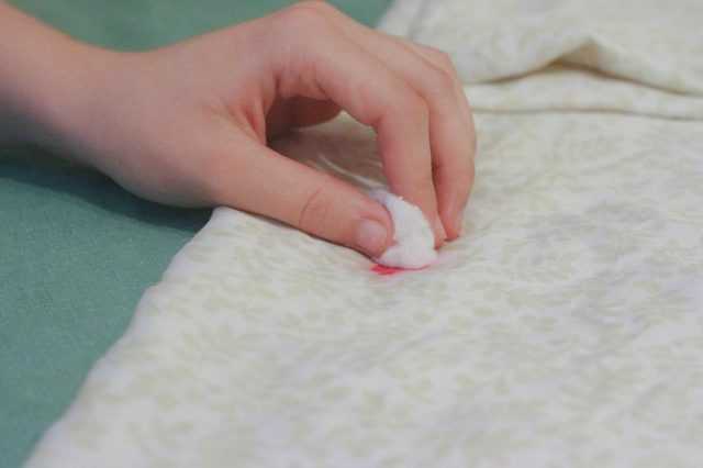 Эффективные и доступные методы отстирывания лака для ногтей с одежды