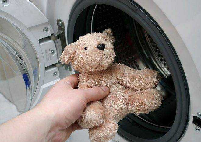 Как стирать мягкие игрушки: можно ли в стиральной машине-автомат, как правильно вручную, как почистить музыкальную, которую нельзя мочить, как сушить после стирки?