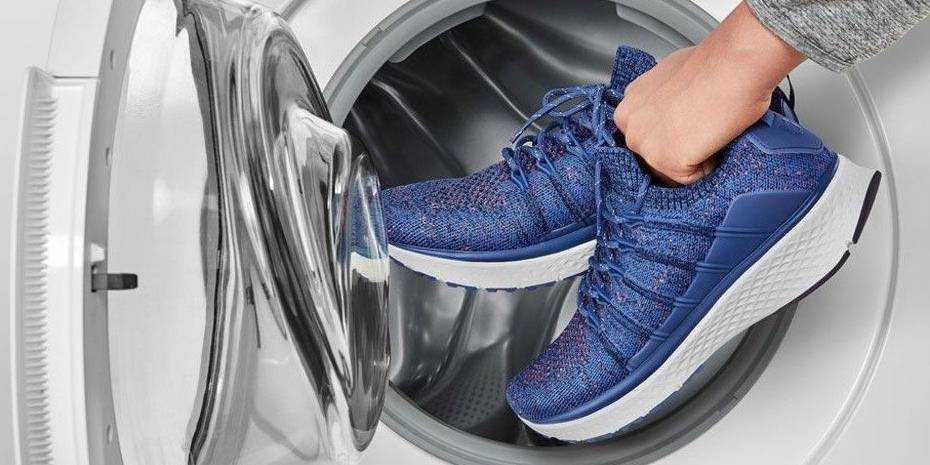 Как стирать замшевые кроссовки вручную и стиральной машине?