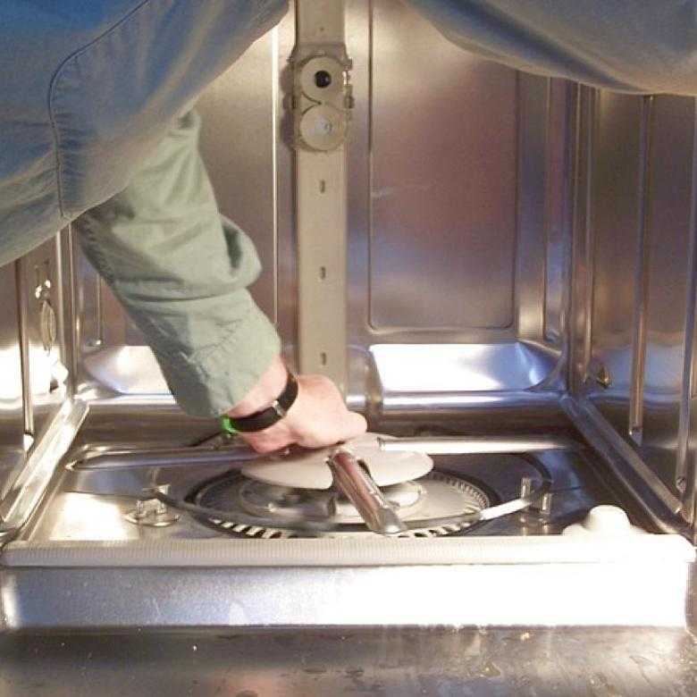 Запах из посудомоечной машины: как убрать подручными или химическими средствами