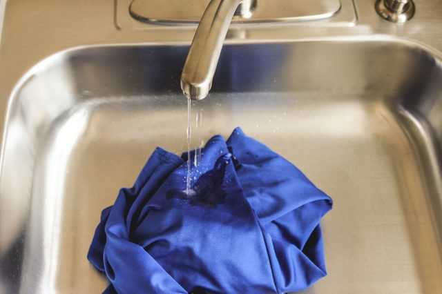 Как убрать запах бензина с одежды, удалить неприятный аромат солярки в домашних условиях: советы и рекомендации