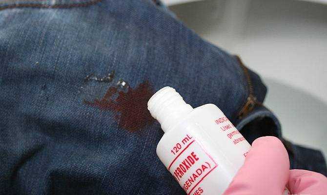 Как отстирать кровь на джинсах при помощи народных рецептов и средств бытовой химии: советы и рекомендации