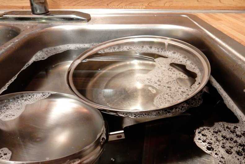 Как убрать нагар: с электрической и газовой плиты, чем можно очистить гарь с посуды, микроволновки, противня в домашних условиях?