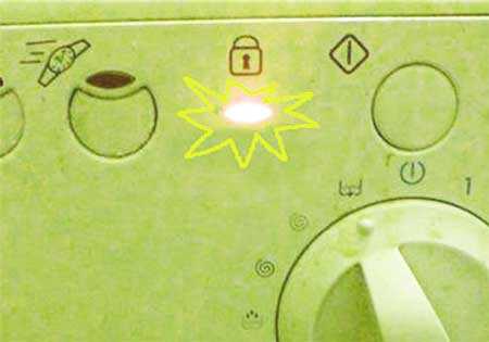 На стиральной машине самсунг горит замок, мигает красный индикатор ключа: в чем причина, что делать и как его отключить?