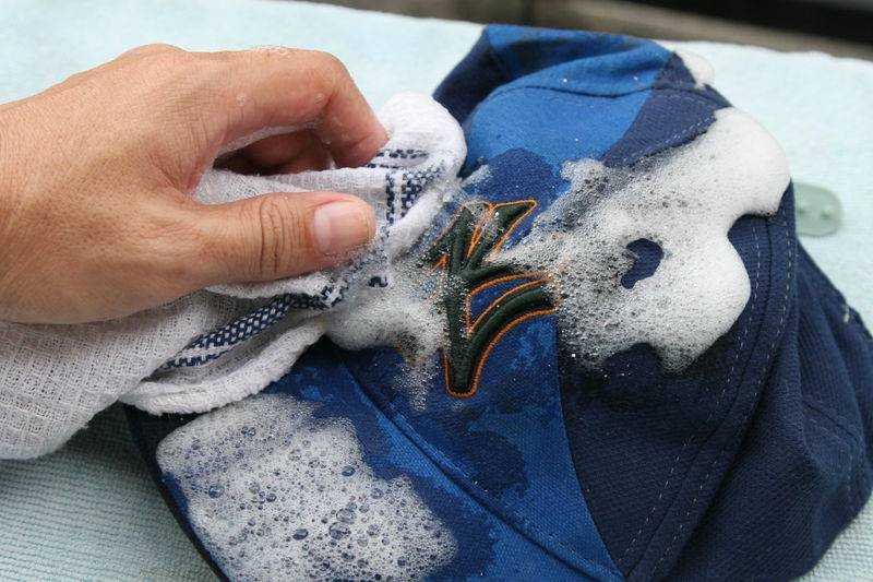 Как правильно стирать бейсболку, чтобы она сохранила форму