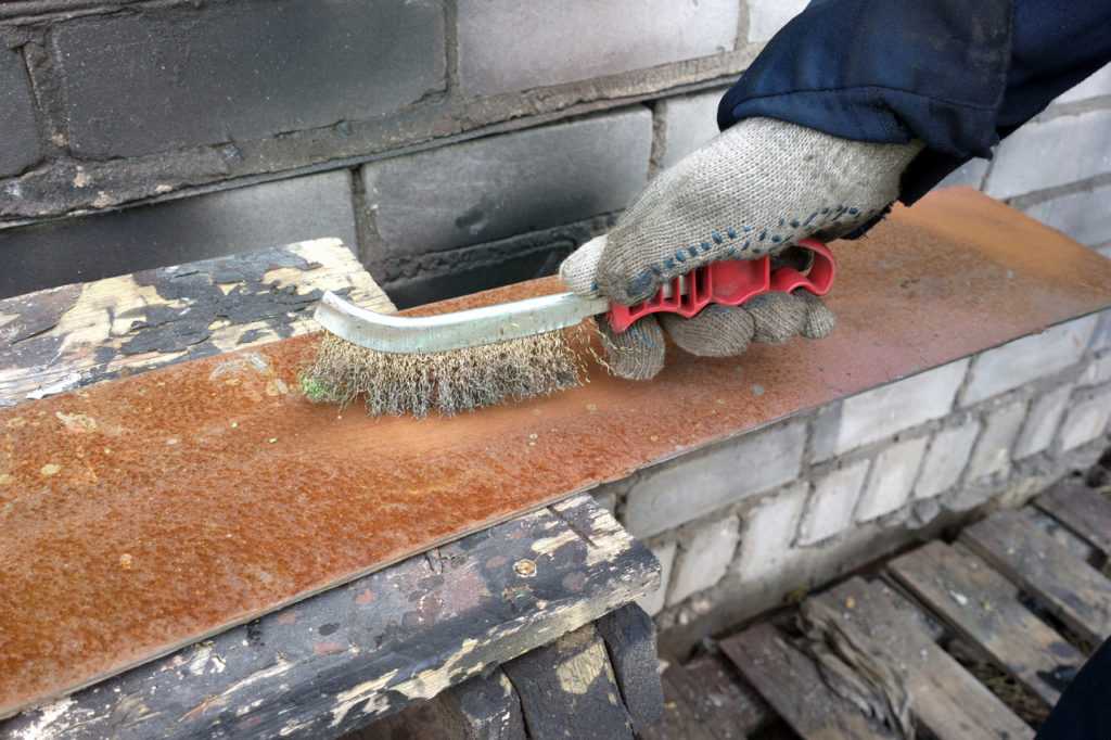 Из этой статьи вы узнаете, как очистить трубу (водопроводную и другую) от ржавчины перед покраской, чем обработать внутри, какие способы чистки снаружи самые эффективные, как провести зачистку поверхности быстро и безопасно