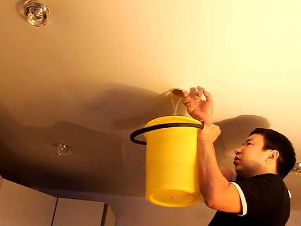 Как самому убрать воду с натяжного потолка, если залили соседи?