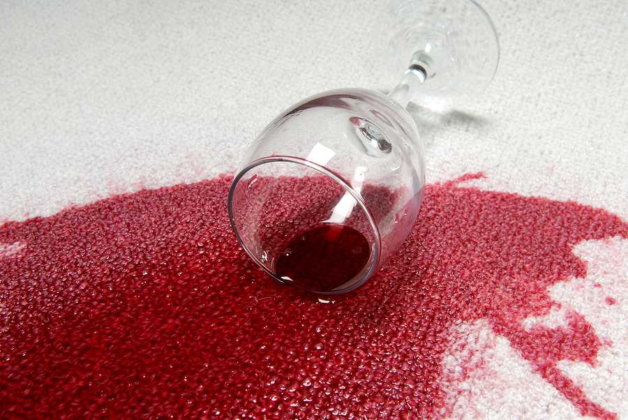 Как отстирать красное вино с одежды в домашних условиях при помощи народных рецептов и средств бытовой химии?