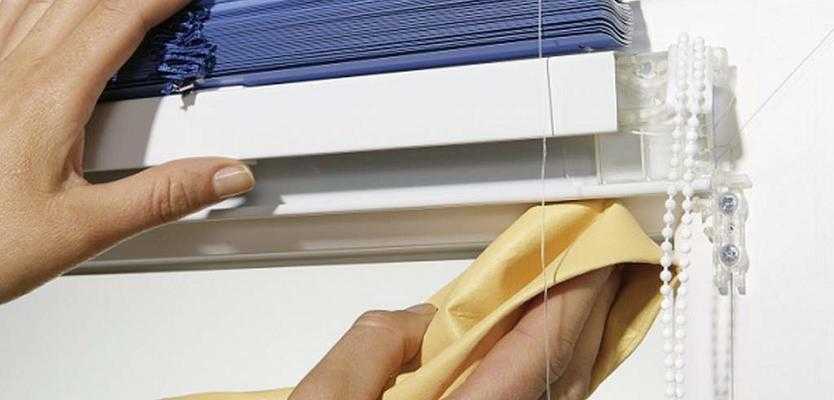 Нужно ли и как правильно стирать шторы блэкаут руками и в машинке?