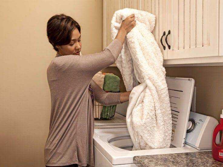 Как постирать тяжёлый плед, который не хочет влезать в стиральную машинку / домоседы