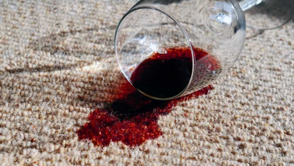 Как отстирать красное вино на одежде: народные и химические способы удаления красных винных пятен
