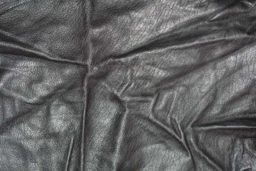 Как разгладить кожаную куртку или куртку из кожзама в домашних условиях?
