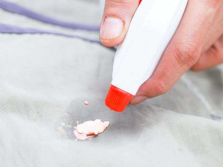 Домашняя химчистка: как убрать белые пятна от дезодоранта у подмышек на одежде