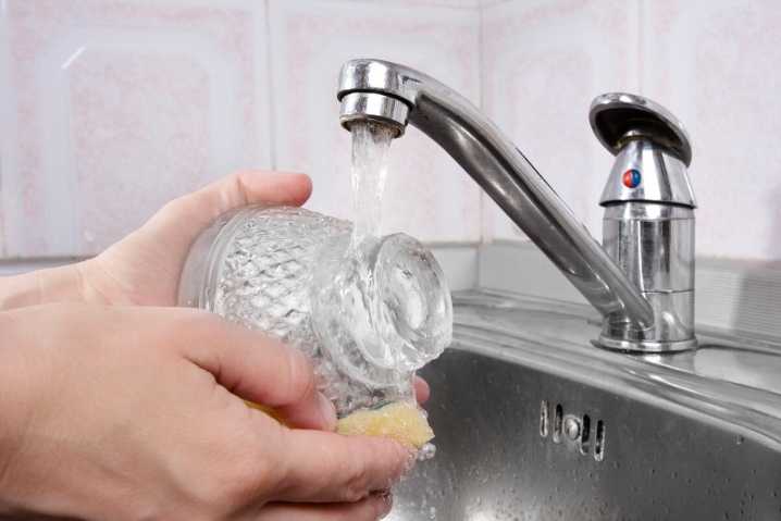 Как быстро помыть и почистить очень грязную посуду: лайфхаки