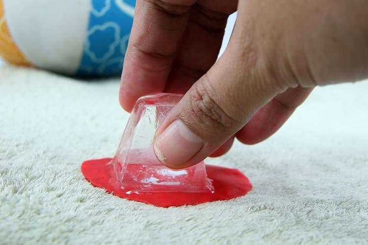 Как убрать жвачку: чем можно очистить прилипшую жевательную резинку с рук и других поверхностей и вывести пятно, какими средствами?