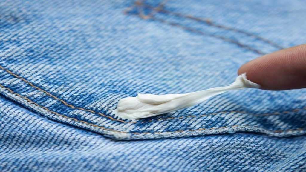 Как убрать жвачку с одежды: чем удалить жевательную резинку, если она сильно прилипла, размазана, как вывести пятно с ткани?