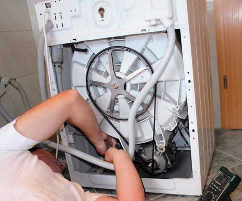 9 причин, почему стиральная машина набирает воду, но не стирает