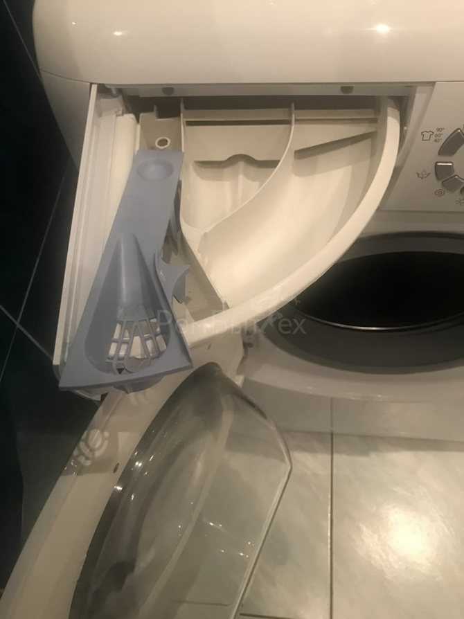 Течёт стиральная машина: причины и устранение проблемы