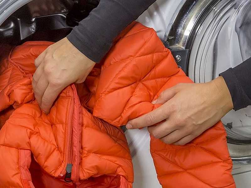 Можно ли стирать зимнюю куртку и как делать это вручную и в машинке?