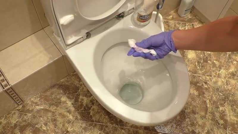 Как очистить унитаз от известкового налета и мочевого камня в домашних условиях?