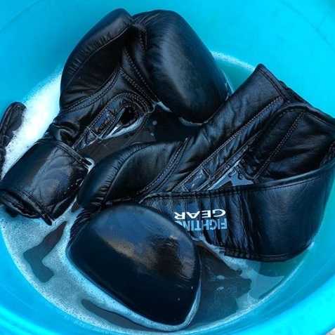 Как постирать боксерские перчатки: можно ли в стиральной машине, как почистить руками внутри и снаружи, как сушить и ухаживать?