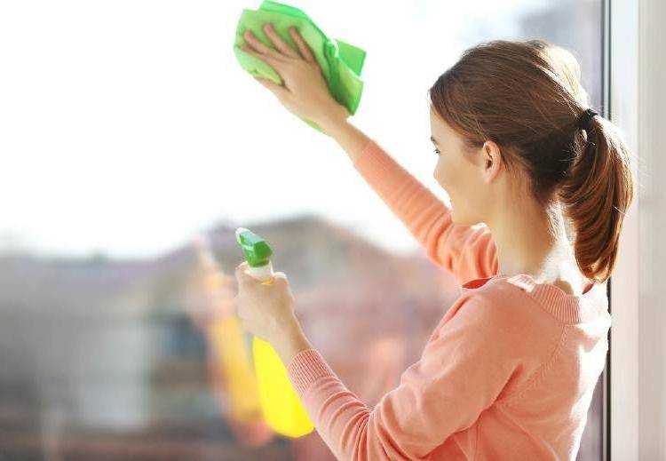 Чисто, быстро и без разводов: как помыть окна в доме и офисе