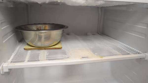 Чем удалить неприятный запах из холодильника народные средства