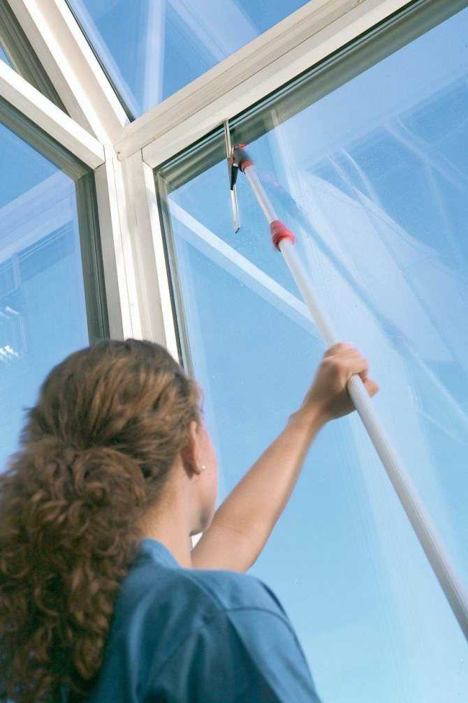 Как помыть высокие окна снаружи — советы и рекомендации