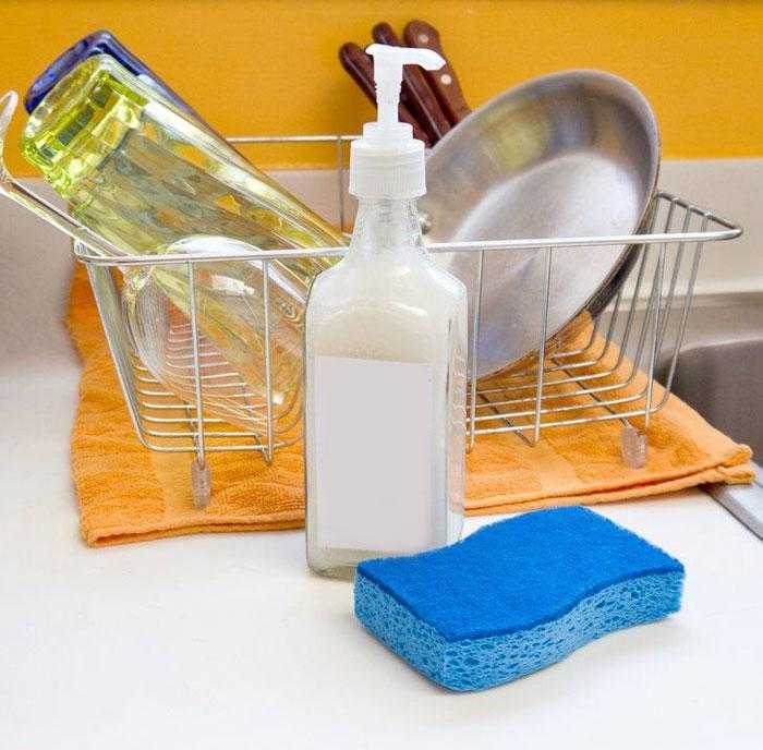 В этой статье расскажем, зачем готовить средства для мытья посуды своими руками, чем они отличаются от покупных, дадим рецепты, как сделать натуральные гели и пасты в домашних условиях самостоятельно