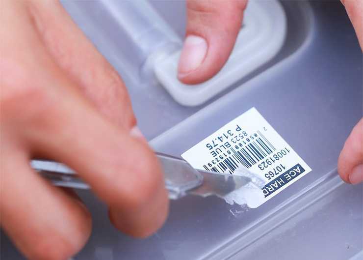 Как убрать клей от наклейки с одежды в домашних условиях: средства и способы, чем удалить след от этикетки или термонаклейки