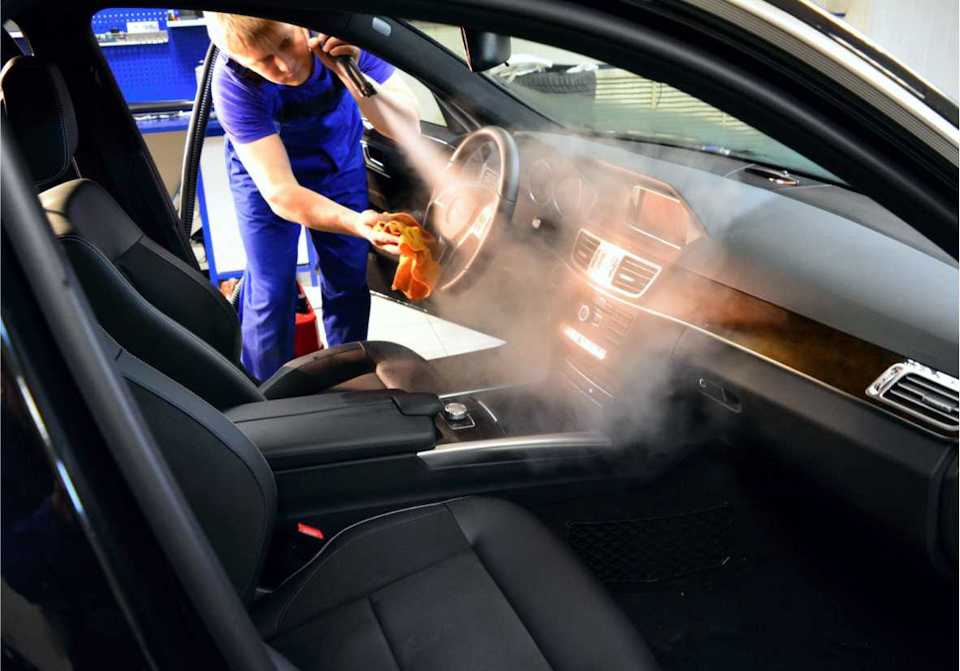 В этой статье рассмотрим плюсы и минусы использования парогенератора для уборки и химчистки салона автомобиля, последовательность действий при чистке авто, советы по выбору бытового прибора для вашей машины