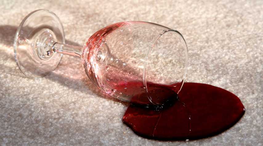 Как отстирать красное вино с одежды, дивана или ковра
