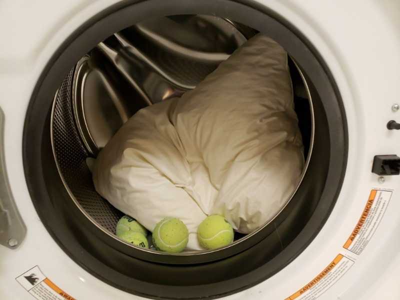 Из этой статьи вы узнаете пошаговый алгоритм стирки пуховиков и курток с теннисными мячиками (специальными шариками) в стиральной машине, сколько их нужно, а также как правильно стирать и сушить изделие
