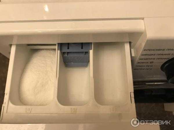 Течет вода из стиральной машиной lg: из отсека для порошка и снизу. причины протекания из дозатора, дверцы или лотка. как устранить?