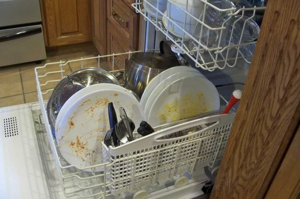 Если вас интересует, от куда появляется запах из посудомоечной машины, как убрать его подручными средствами, какими специальными препаратами можно устранить неприятный аромат из посудомойки, прочтите эту статью