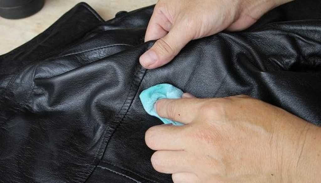 Решение деликатной проблемы: как убрать запах пота с одежды под мышками без стирки?