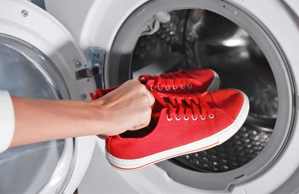 Как стирать кроссовки в стиральной машине: режим, отжим, температура